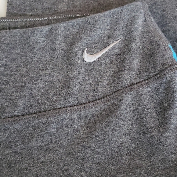 NIKE women's Dri-Fit No drawstring athletic capri - Picture 3 of 10